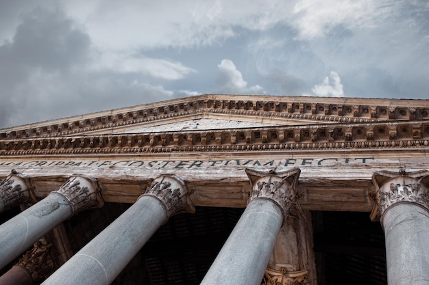 Oude Romeinse tempel en bewolkte hemel op achtergrond