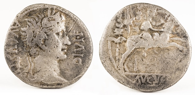 Oude Romeinse zilveren denarius munt van keizer Augustus.