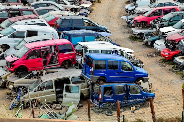 Oude rommelauto's op autokerkhof