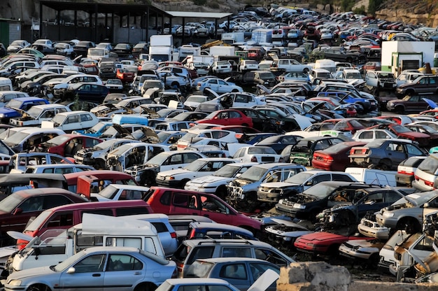 Oude rommelauto's op autokerkhof