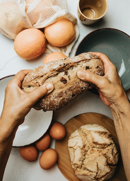 Oude rotten die een biologische en gezonde maaltijd bereiden met zuurdesembrood, eieren en vruchtensap nieuwe gewoonten rustieke sfeer voor jezelf zorgen bakkerij- en kookconcept bio real food