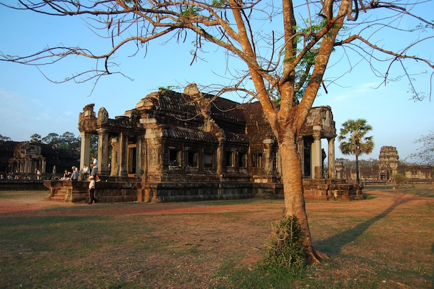 Oude ruïnes antiek gebouw kasteel Khmer rijk van Angkor Wat voor Cambodjaanse mensen en buitenlandse reizigers reizen bezoek respect bidden in het grootste religieuze tempelcomplex in Siem Reap, Cambodja