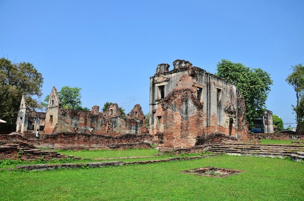 Oude ruïnes bakstenen gebouw en antieke architectuur van officiële residentie van ambassadeur thuis of Wichayen huis voor Thaise mensen en buitenlandse reizigers reizen bezoek aan de stad Lopburi in Lop Buri, Thailand