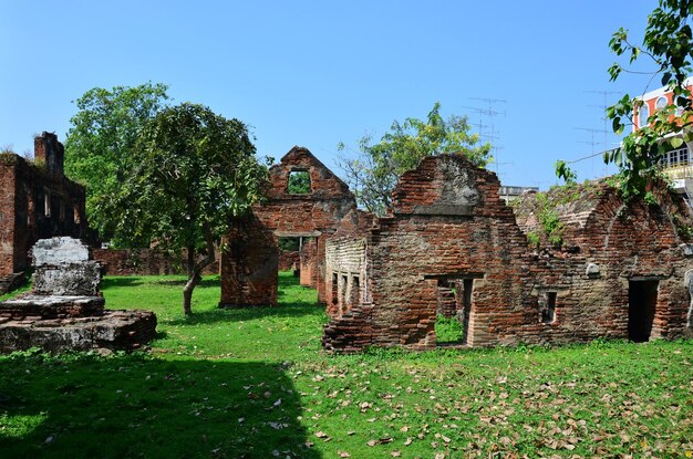 Oude ruïnes bakstenen gebouw en antieke architectuur van officiële residentie van ambassadeur thuis of wichayen huis voor thaise mensen en buitenlandse reizigers reizen bezoek aan de stad lopburi in lop buri, thailand