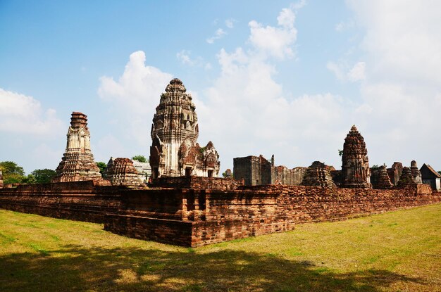 Oude ruïnes bouwen en antieke architectuur van Wat Phra Sri Rattana Mahathat-tempel voor Thaise mensen en buitenlandse reizigers reis reizen bezoek respect bidden in de stad Lopburi in Lop Buri, Thailand