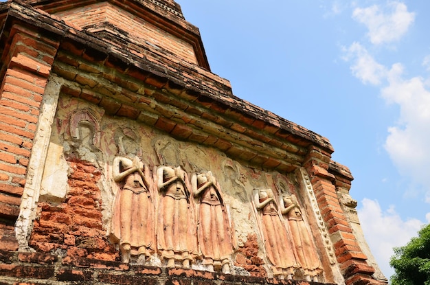 Oude ruïnes bouwen en antieke architectuur van Wat Phra Sri Rattana Mahathat-tempel voor Thaise mensen en buitenlandse reizigers reis reizen bezoek respect bidden in de stad Lopburi in Lop Buri, Thailand