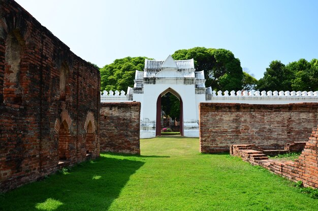 Oude ruïnes gebouwen en antieke architectuur Paleis Binnenpoort van Koning Narai Ratchaniwet Paleis voor Thaise mensen reiziger reis reizen bezoek en ontdekkingsreiziger leren op Lopburi in Lop Buri Thailand