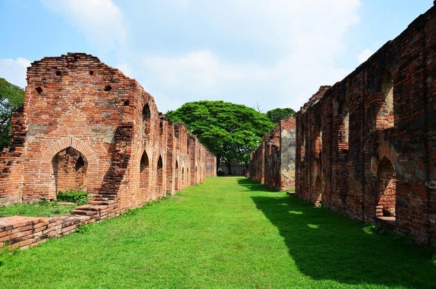 Oude ruïnes gebouwen en antieke architectuur Twaalf koninklijke opslag van koning Narai Ratchaniwet Palace voor Thaise mensen reizigers reis reizen bezoek ontdekkingsreiziger leren in Lopburi in Lop Buri Thailand