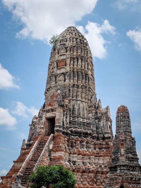 Oude ruïnes in Ayutthaya koninkrijk tegen de hemel