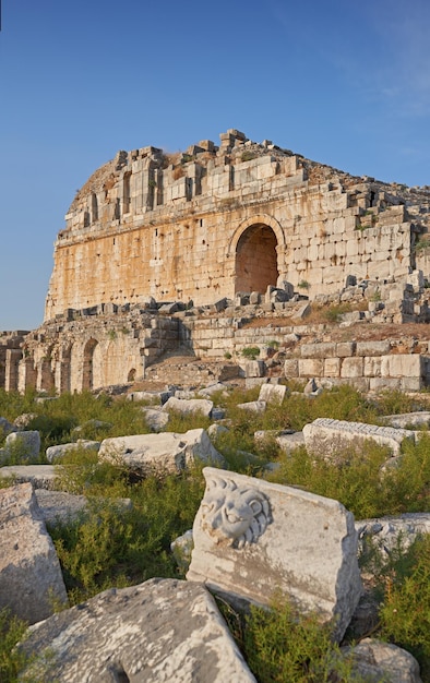 Oude ruïnes in de moderne tijd Shot van oude Romeinse ruïnes in Turkije