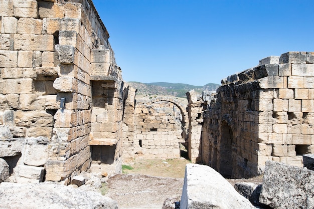 Oude ruïnes in hierapolis, pamukkale, turkije.
