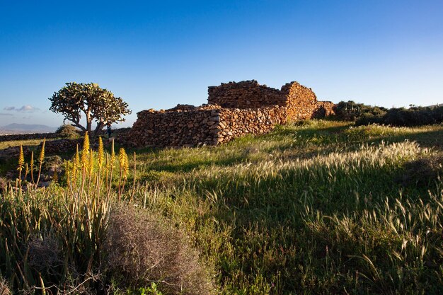 Oude ruïnes op het platteland van het eiland Fuerteventura, Canarische Eilanden