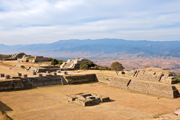 Oude ruïnes op plateau Monte Alban in Mexico