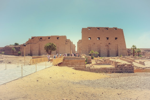 Oude ruïnes van de karnak-tempel in luxor (thebe), egypte. het grootste tempelcomplex uit de oudheid ter wereld. unesco wereld erfgoed. uitzicht vanaf de steeg van de sfinxen.