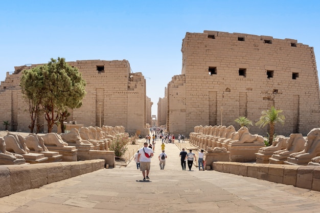 Oude ruïnes van de Karnak-tempel in Luxor (Thebe), Egypte. Het grootste tempelcomplex uit de oudheid ter wereld. UNESCO Wereld Erfgoed. Uitzicht vanaf de steeg van de sfinxen.