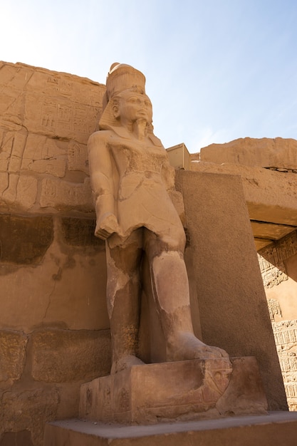 Oude ruïnes van de Karnak-tempel in Luxor (Thebe), Egypte. Het grootste tempelcomplex uit de oudheid ter wereld. UNESCO Wereld Erfgoed.