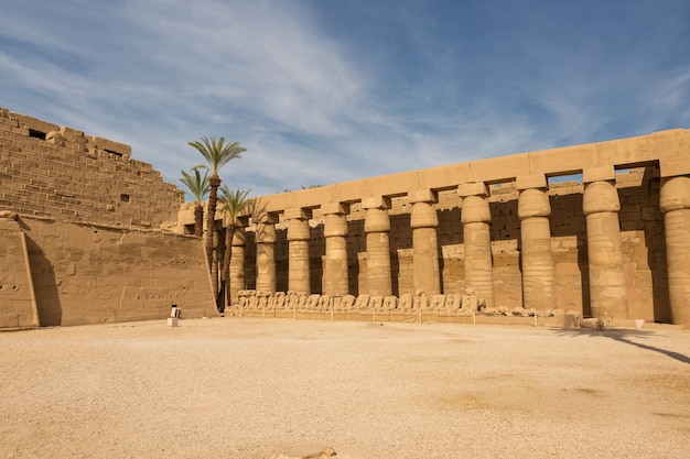 Oude ruïnes van de Karnak-tempel in Luxor (Thebe), Egypte. Het grootste tempelcomplex uit de oudheid ter wereld. UNESCO Wereld Erfgoed.