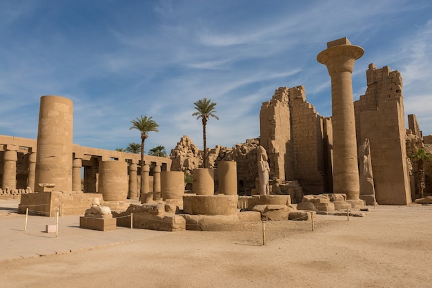 Oude ruïnes van de Karnak-tempel in Luxor, Thebe, Egypte Het grootste tempelcomplex uit de oudheid