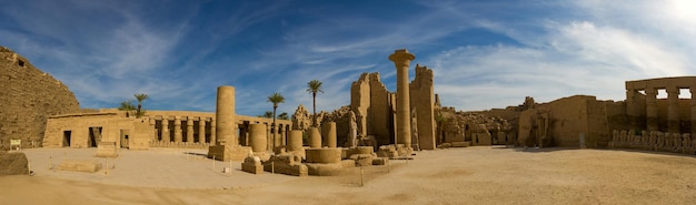 Oude ruïnes van de karnak-tempel in luxor, thebe, egypte het grootste tempelcomplex uit de oudheid