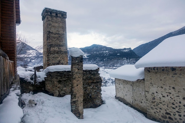 Oude ruïnes van de Svan-stad Mestia omringd door mistige winterbergen Svaneti Caucasus