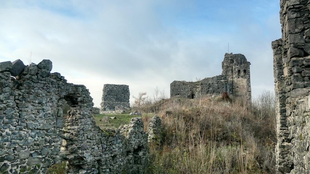 Oude ruïnes van een kasteel tegen de lucht.