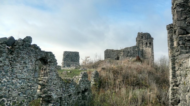 Foto oude ruïnes van een kasteel tegen de lucht.