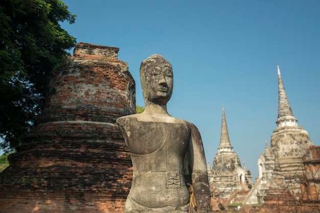 Oude ruïnes van een tempel tegen een heldere blauwe lucht.