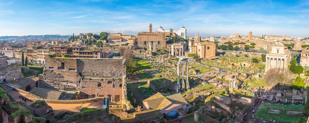 Oude ruïnes van Forum-panorama op een zonnige dag in Rome, Italië