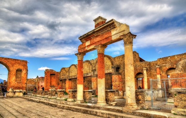 Oude ruïnes van het Forum in Pompeii, Italië