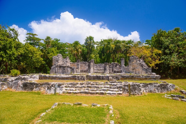 Oude ruïnes van Maya in de archeologische zone van El Rey in de buurt van Cancun Yukatan Mexico