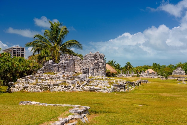 Oude ruïnes van Maya in de archeologische zone van El Rey in de buurt van Cancun Yukatan Mexico