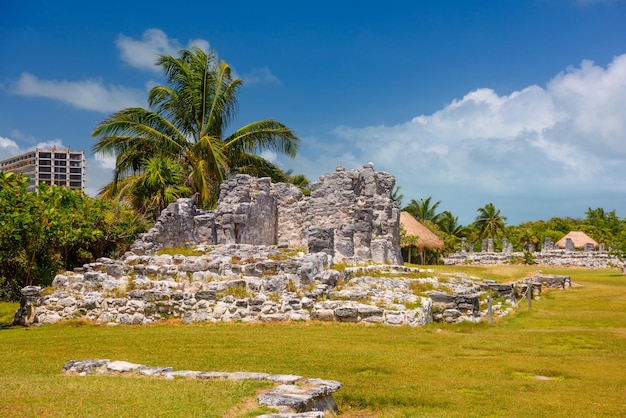 Oude ruïnes van Maya in de archeologische zone van El Rey in de buurt van Cancun Yukatan Mexico