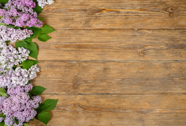 Oude rustieke houten achtergrond met lila bloemen en kopieer ruimte