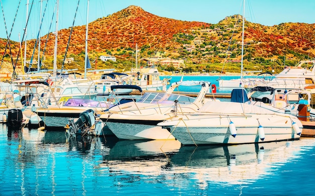 Oude Sardijnse haven en jachthaven met schepen aan de Middellandse Zee in de stad Villasimius op het eiland Zuid-Sardinië in de zomer. Stadsgezicht met jachten en boten