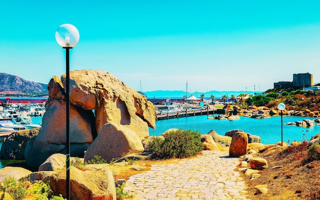 Oude Sardijnse haven en jachthaven met schepen aan de Middellandse Zee in de stad Villasimius op het eiland Zuid-Sardinië in de zomer. Stadsgezicht met jachten en boten