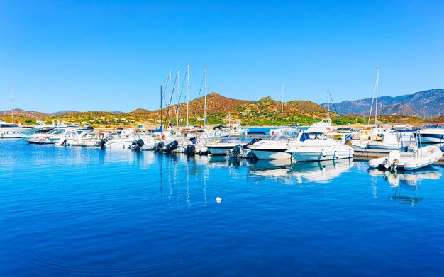 Oude Sardijnse haven en jachthaven met schepen aan de Middellandse Zee in de stad Villasimius op het eiland Zuid-Sardinië in de zomer. Stadsgezicht met jachten en boten