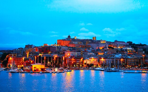 Oude Sardijnse haven met schepen aan de Middellandse Zee en de stad Cagliari, het eiland Zuid-Sardinië in Italië in de zomer. Stadsgezicht met jachthaven en jachten en boten in de stad