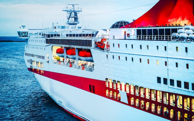 Oude Sardijnse haven met schepen aan de Middellandse Zee en de stad Cagliari, het eiland Zuid-Sardinië in Italië in de zomer. Stadsgezicht met jachthaven en jachten en boten in de stad