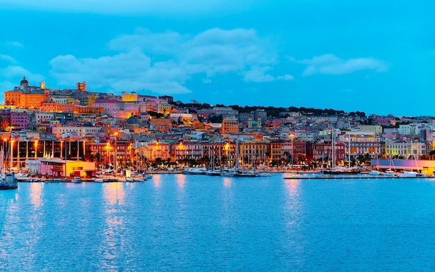 Oude Sardijnse haven met schepen aan de Middellandse Zee en de stad Cagliari, het eiland Zuid-Sardinië in Italië in de zomer. Stadsgezicht met jachthaven en jachten en boten in de stad