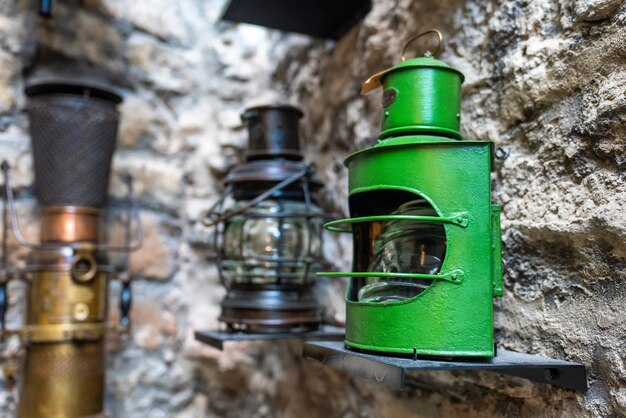 Foto oude schip groene lantaarn hangt aan de muur