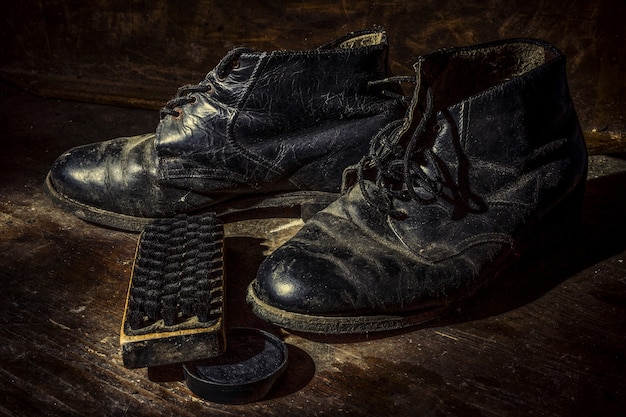 Oude schoenen en schoenpoets