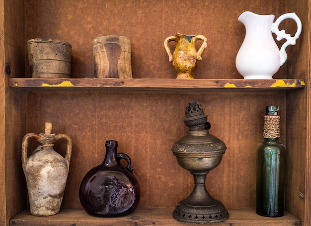 Oude Siciliaanse terracotta potten en andere objecten
