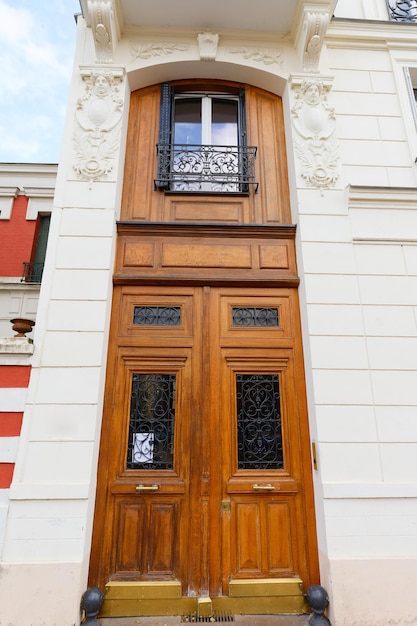 Oude sierlijke deur in Parijs Frankrijk typisch oud appartementengebouw