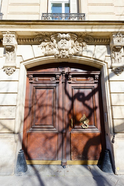 Oude sierlijke deur in Parijs Frankrijk typisch oud appartementengebouw