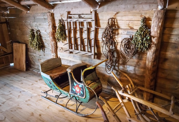 Oude slee in de schuur van het huis van een boer in het Museum van Houten Architectuur Suzdal