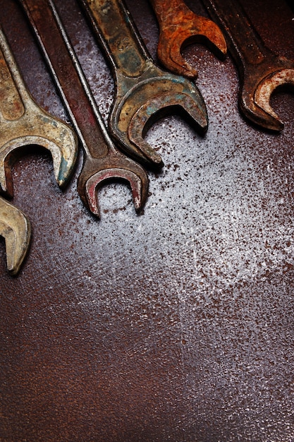 Oude sleutels op een metalen tafel