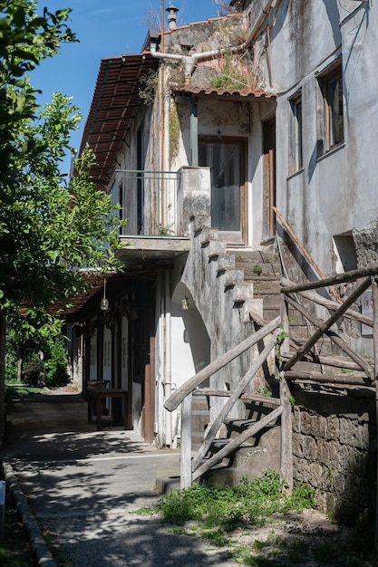 Oude smalle stenen straatjes van Sorrento in Zuid-Italië Het historische centrum van de stad