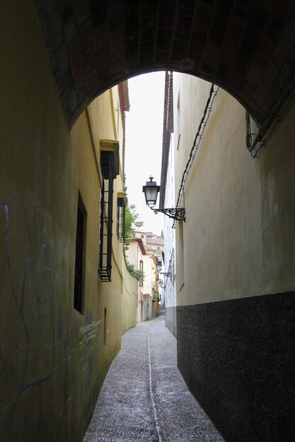 Oude smalle straat in Granada, Spanje