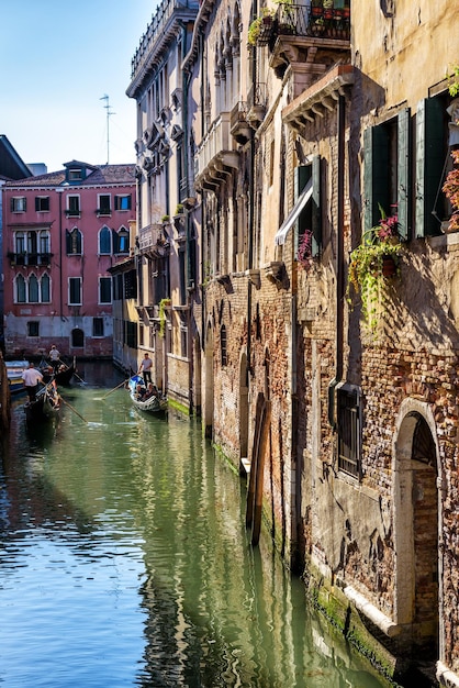 Oude smalle straat met gondels in Venetië Italië