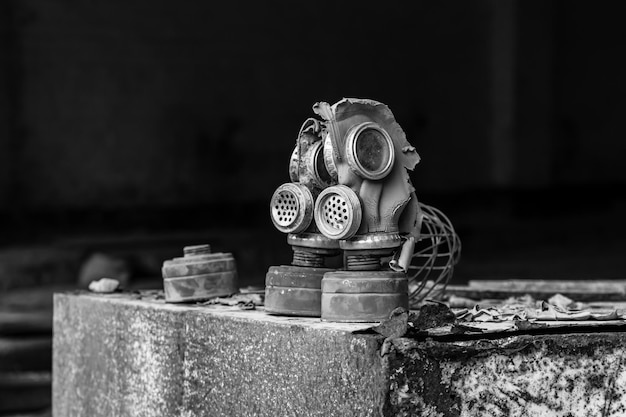 Oude sovjet-gasmaskers in verlaten gebouw in de uitsluitingszone van Tsjernobyl, Oekraïne